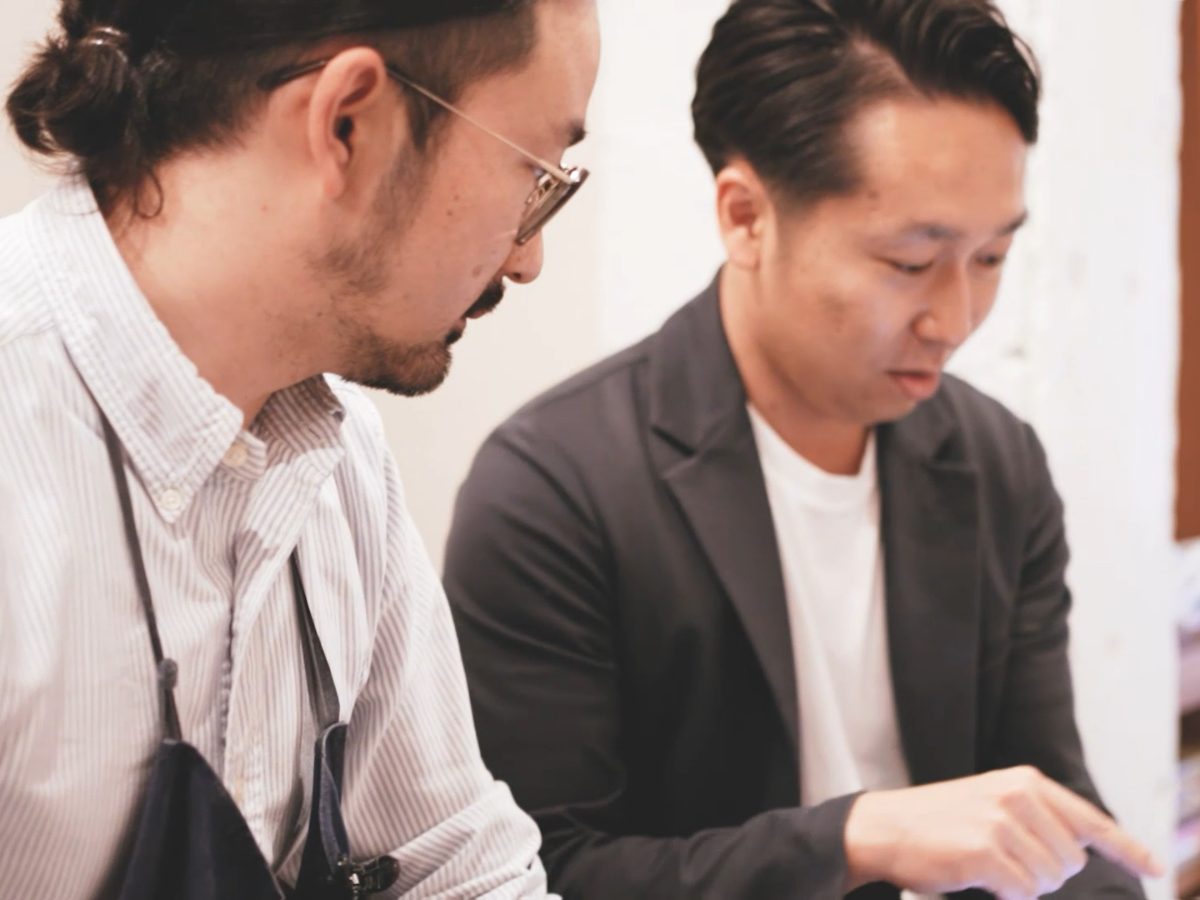 美容室のオーナーと数字を確認するFUJITA税理士法人の代表 藤田